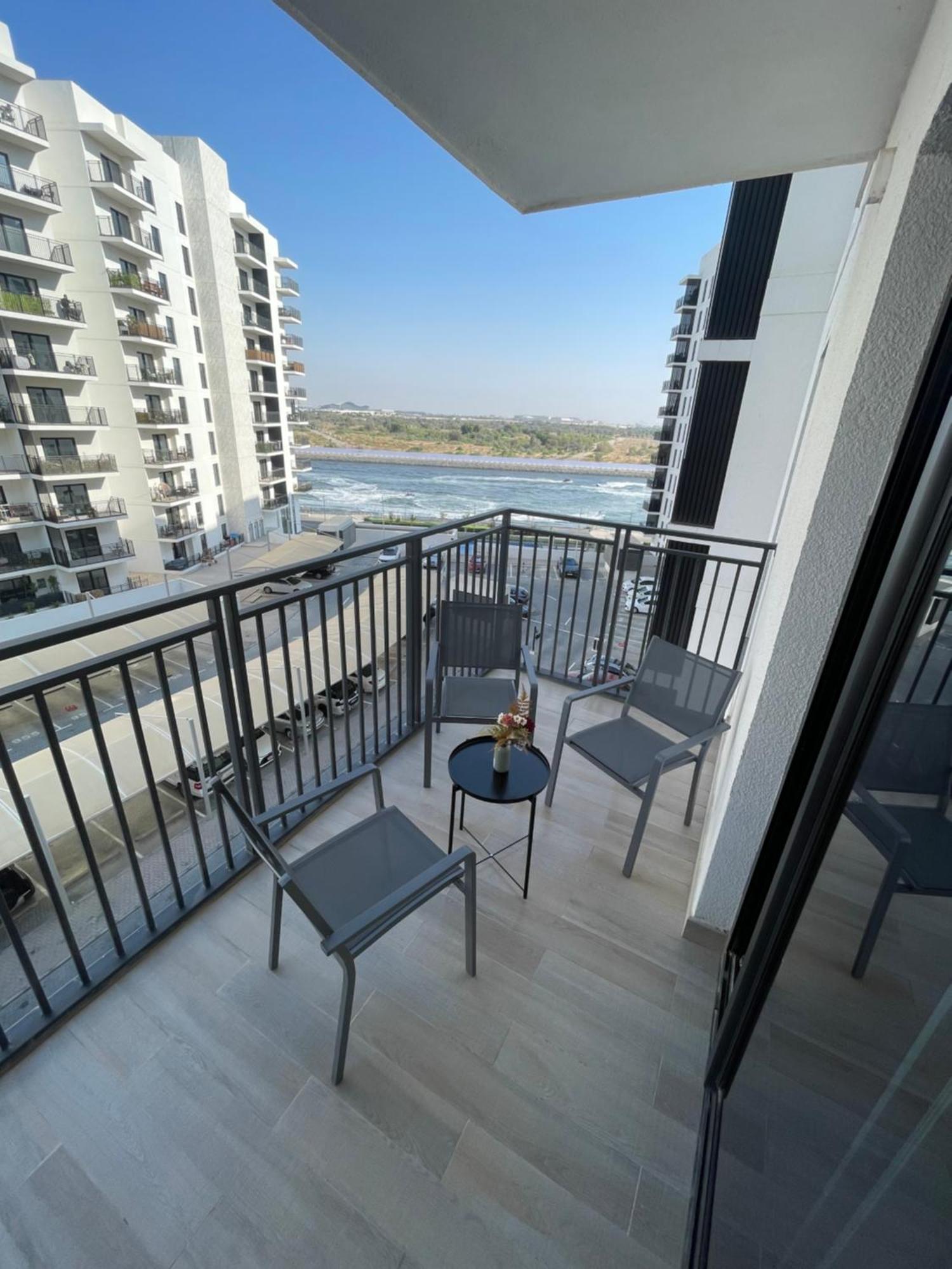Daisy Hill 1br Waters Edge Canal View Theme Parks Yas Island Apartment *