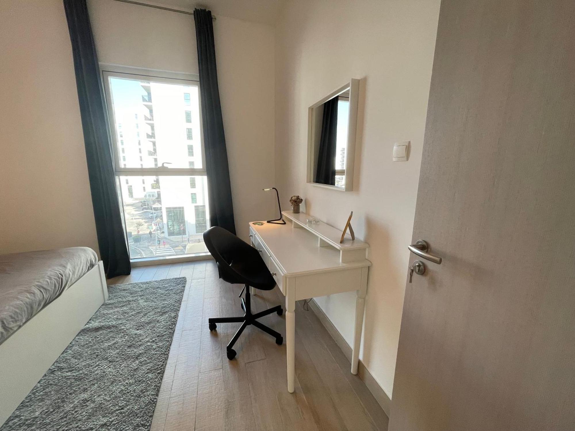Daisy Hill 1br Waters Edge Canal View Theme Parks Yas Island *