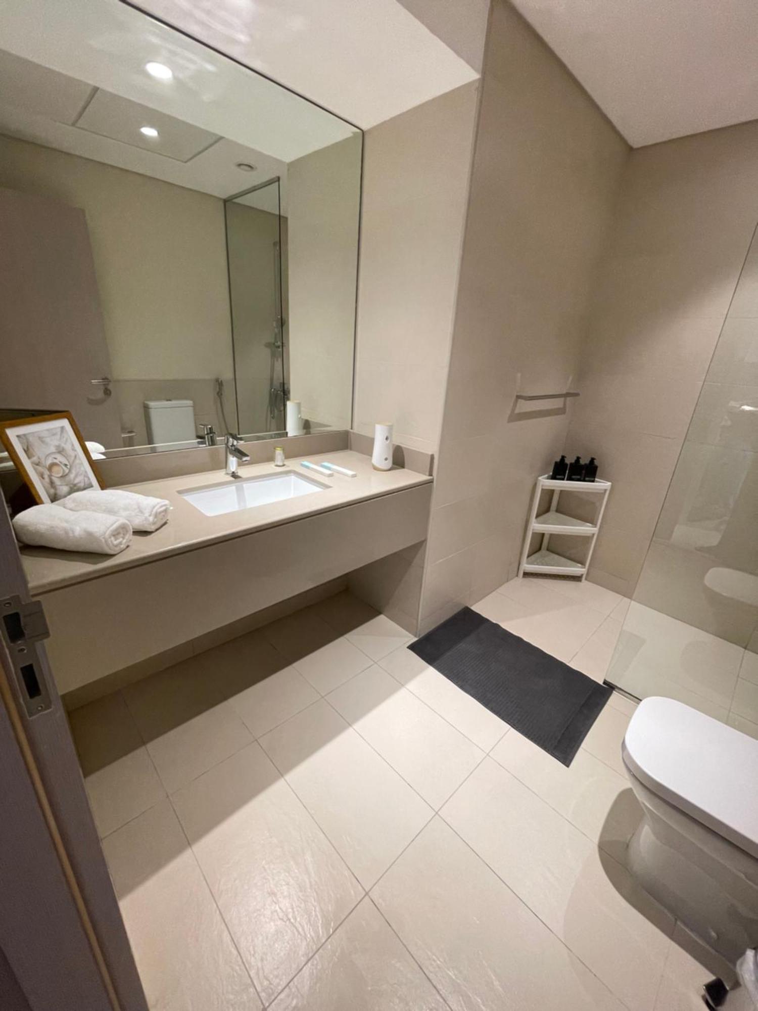 Daisy Hill 1br Waters Edge Canal View Theme Parks Yas Island Apartment