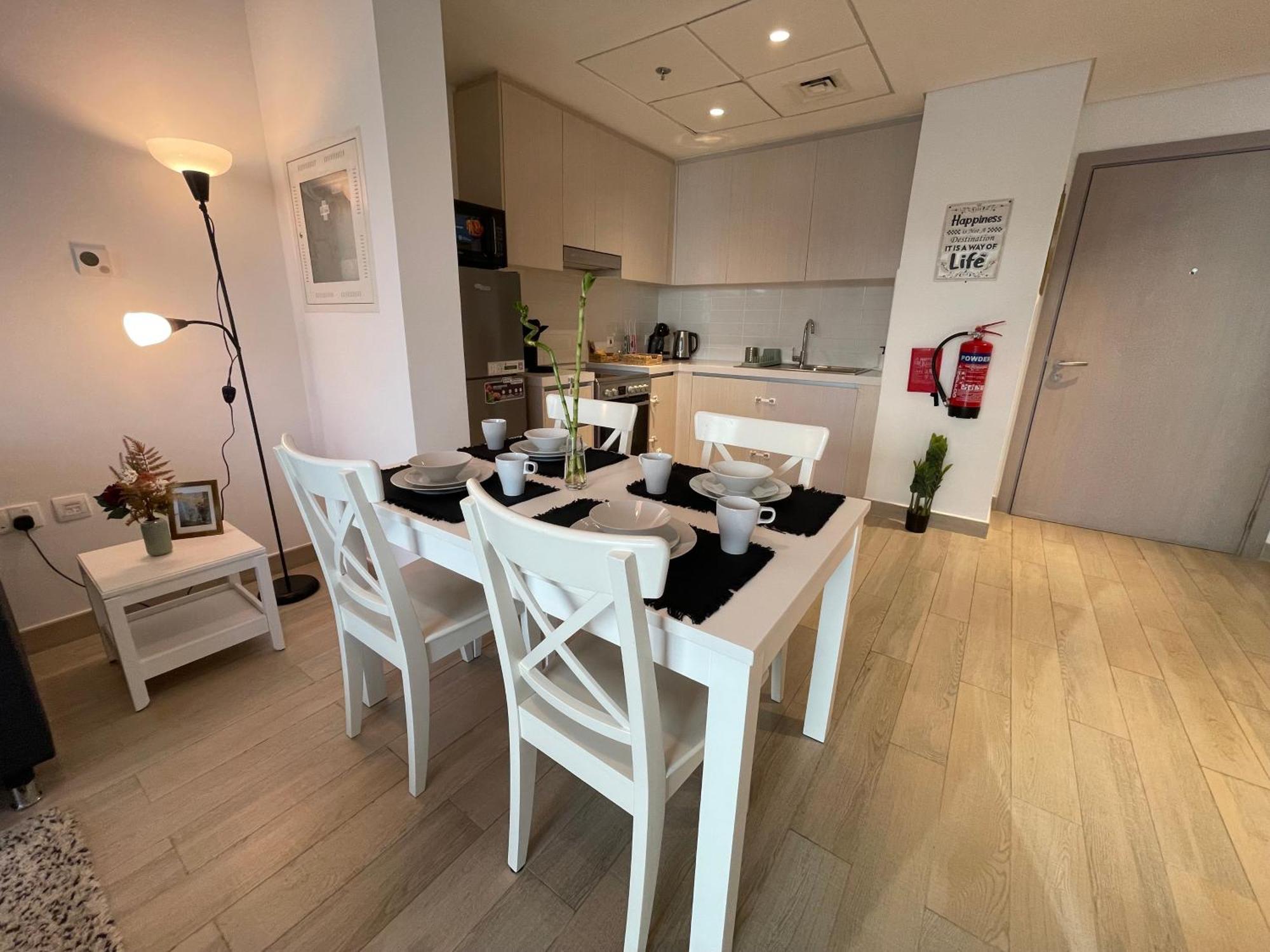 Daisy Hill 1br Waters Edge Canal View Theme Parks Yas Island Apartment *