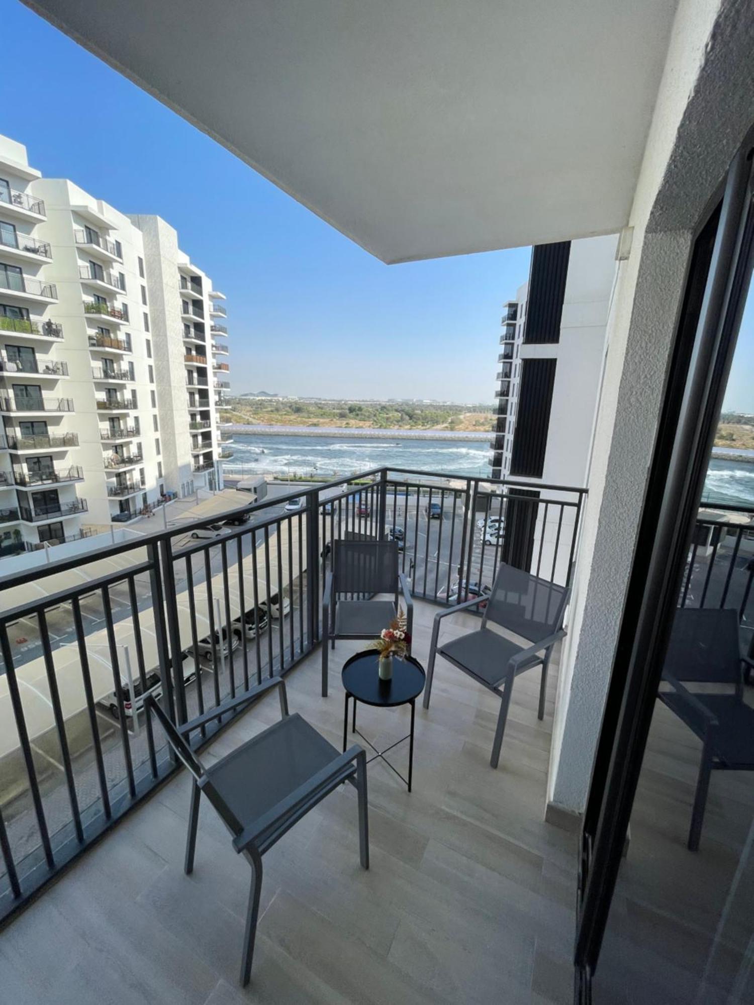 Daisy Hill 1br Waters Edge Canal View Theme Parks Yas Island Apartment *