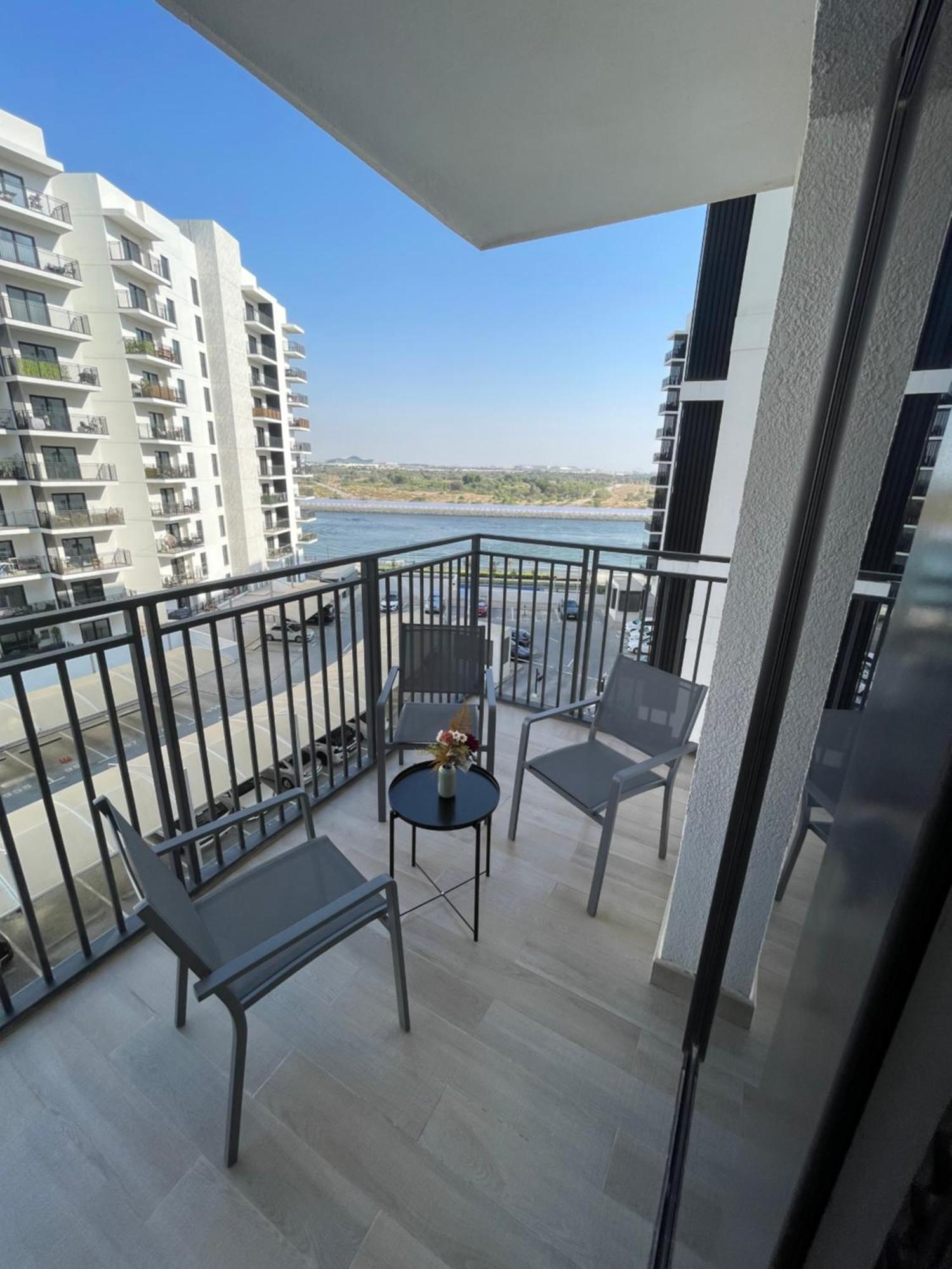 Daisy Hill 1br Waters Edge Canal View Theme Parks Yas Island Abu Dhabi